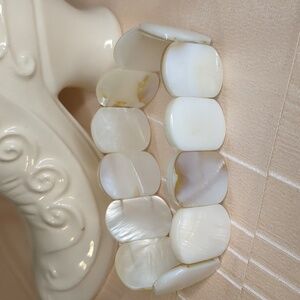 Vintage 70s Glass Shell Bracelet Stretchy Creamy Ivory  Beach Coastal Grandma